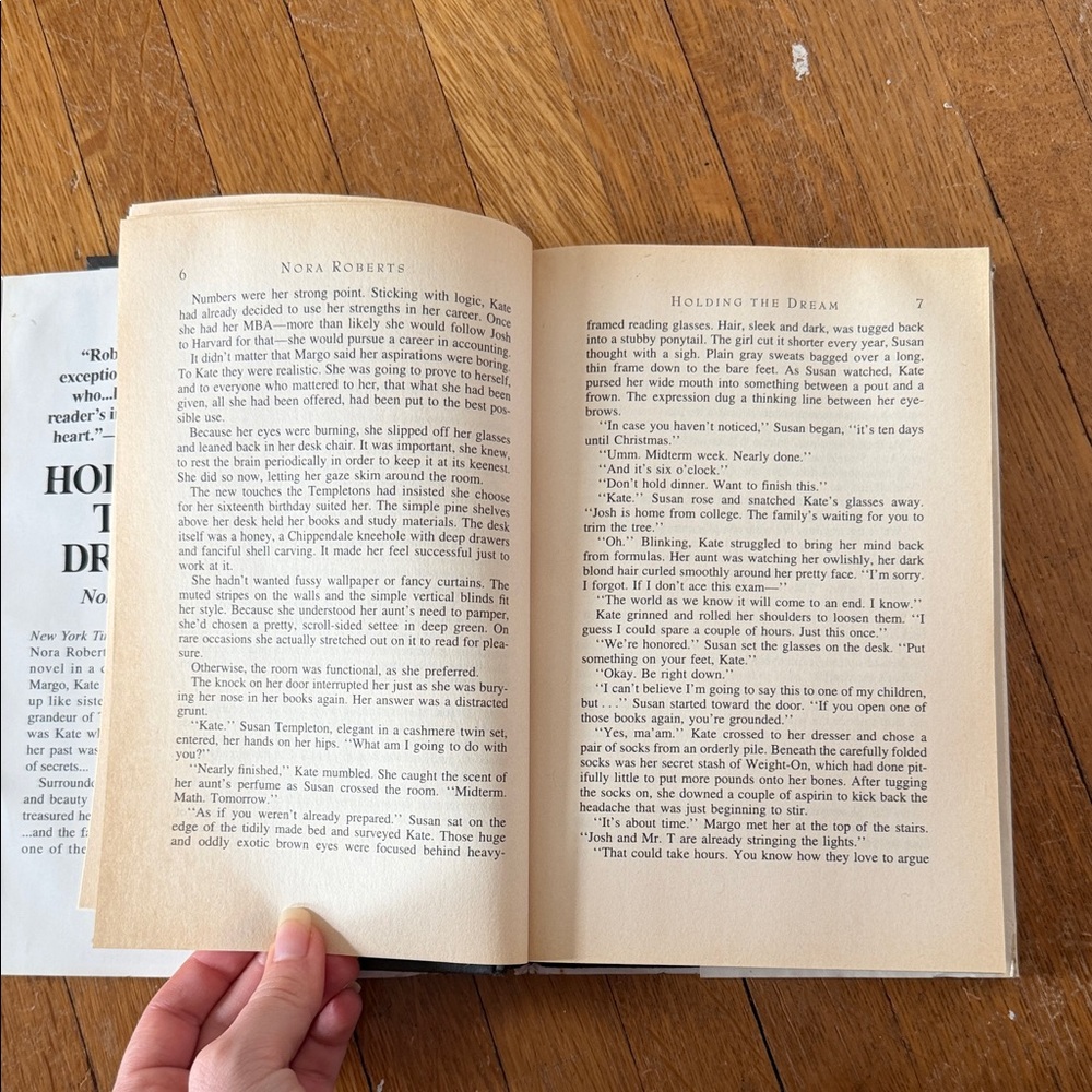 Nora Roberts - Holding the Dream hardcover - Picture 13 of 16